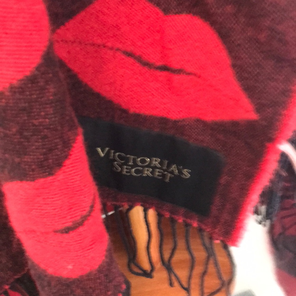 Victoria Secrets Colossal scarf/wrap - Picture 2 of 8